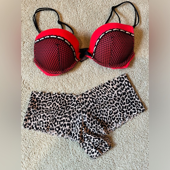 Victoria’s Secret Set- 2 push up bras with matching leopard lace panties. - Picture 2 of 6